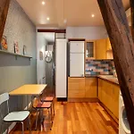 Designer And Stylish Flat In Vibrant Belleville Neighborhood Near The Metro