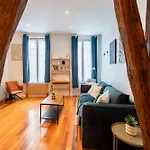 Designer And Stylish Flat In Vibrant Belleville Neighborhood Near The Metro